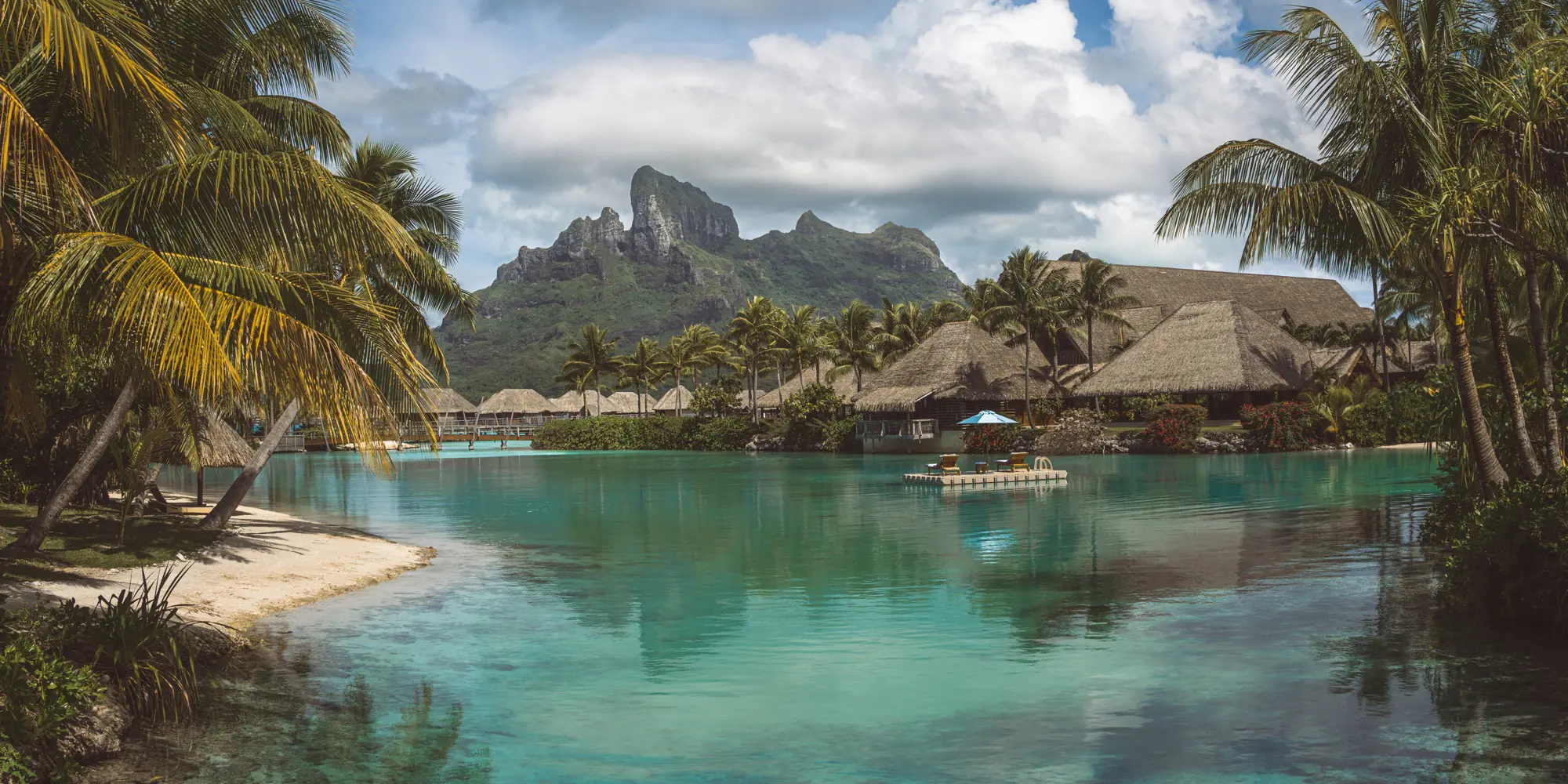 Französisch polynesien tauchen mit haien lagune mit bambushüttenjpg